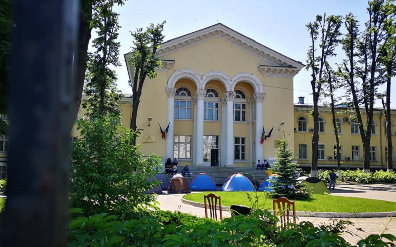 Cui se subordonează acum funcționarii publici din Sănătate și cine semnează documentele adresate ministrului?