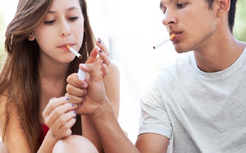 Studiu: Mai mult de jumătate dintre adolescenții români din mediul rural încep să fumeze de la 12 ani