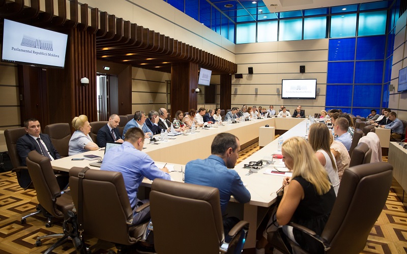 Unii zic da, alții ba. Modificările la pachetul de legi antitutun urmează să mai fie supuse dezbaterilor