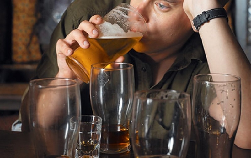 Moldova alcoolică. Oamenii se îneacă în tărie, vin și bere, apoi mor pe drumuri, pentru că Guvernul așa a decis 