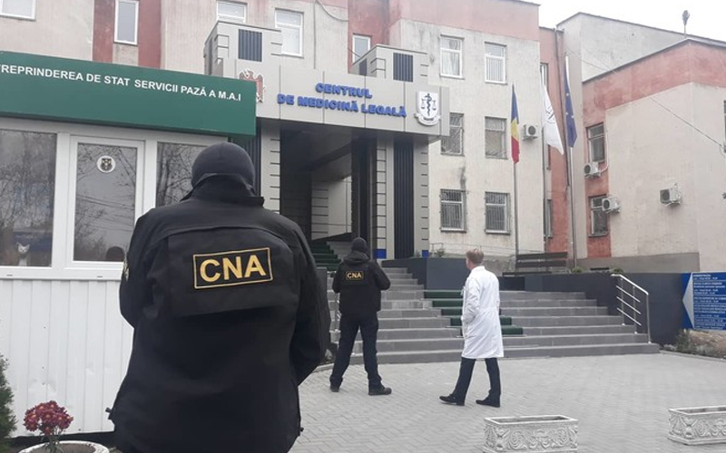 Detalii despre „afacerea cu morți” de la Centrul de Medicină Legală. Ofițerii CNA l-au reținut pe directorul instituției