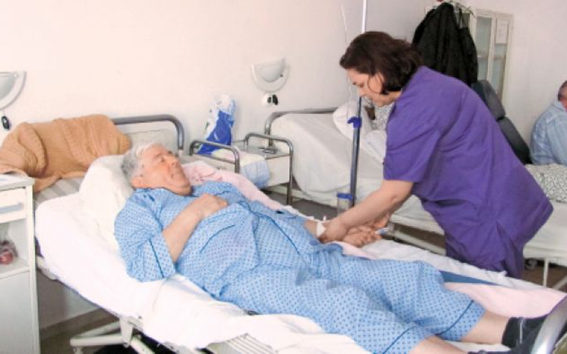 Un pat și o lumânare aprinsă: ce poate oferi statul moldovenilor aflați la finalul vieții