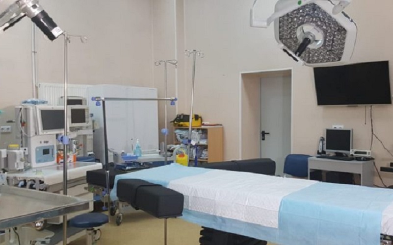 Un medic din România a fost amendat, pentru că ar fi operat fără mănuși, purtând și ceasul de mână