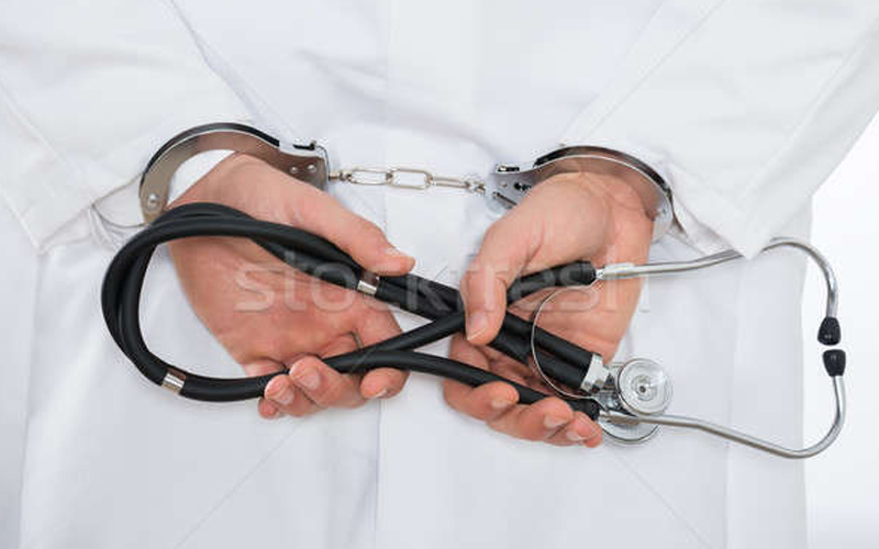 Un medic din Moldova, condamnat la 5 ani închisoare pentru acțiuni cu caracter sexual față de o fostă pacientă minoră