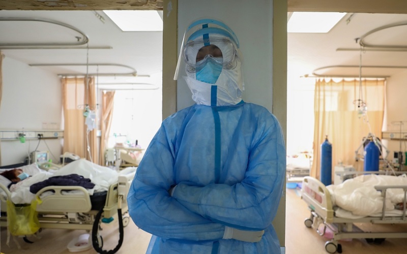 OMS: Lipsa echipamentelor de protecție pune în pericol lucrătorii medicali din întreaga lume. Industria trebuie să crească producția cu 40% pentru a acoperi cererea globală