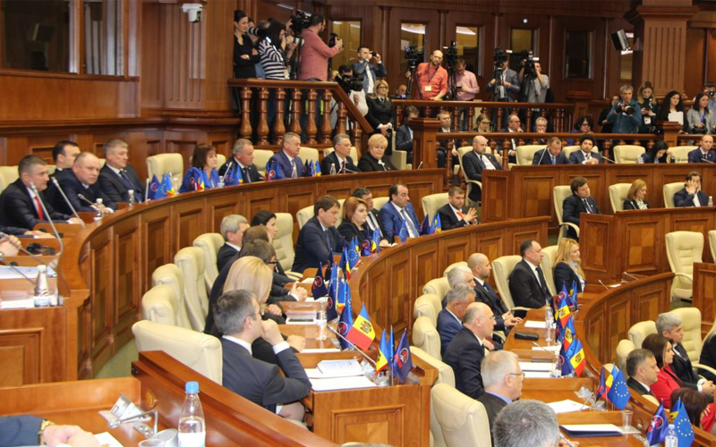 Acum e lege. Persoanele care vor încălca măsurile antiepidemice vor primi sancțiuni