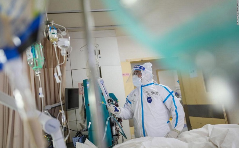Pacient român, infectat cu Covid-19, şi-a dat masca jos şi a tuşit intenţionat către medici. Doctorii vor depune reclamație