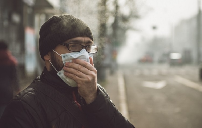 COVID-19: cum aerul poluat agravează impactul virusului asupra sănătății 