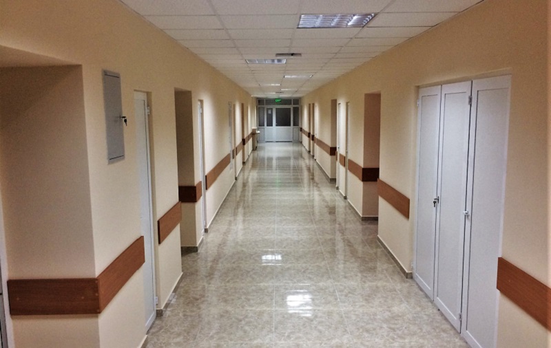 O femeie spune că a fost infectată cu Covid-19 în spitalul unde a născut gemeni. Administrația crede că ea ar fi sursa infecției. După o săptămână nimeni nu știe sursa focarului