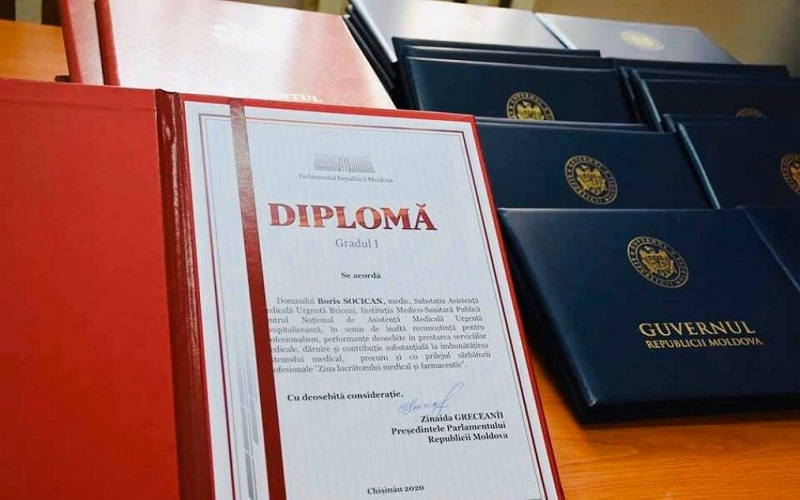 De ziua lor profesională, lucrătorii medicali au primit diplome de la autorități, inclusiv de la președinte, care a ignorat grosolan măsurile antiepidemice