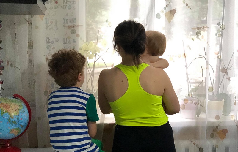 Izolare totală de lume și de propriul tată: povestea unei familii care trece prin experiența bolii Covid-19. „Copiii nu înțelegeau de ce nu-l putem îmbrățișa pe tata” 