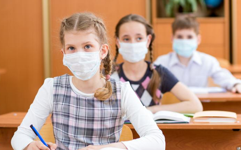 De ce elevii mai mari de 10 ani ar fi bine să poarte măști la școală. „Trebuie să fim solidari. Purtând masca, elevii își protejează bunicii, profesorii, părinții, care sunt mai vulnerabili la virus”