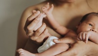 Nașterea lasă traume: milioane de femei se confruntă cu depresie, durere și frică luni sau ani întregi după ce au născut. Ce trebuie să schimbăm în politicile de îngrijire a femeilor