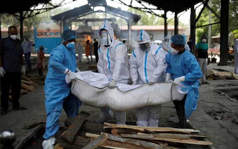 Tragedie în India, după ce politicienii s-au avântat în campanii electorale, crezând că au învins COVID-ul. Oamenii mor pe brancarde, fără oxigen. „Sistemul s-a prăbușit”