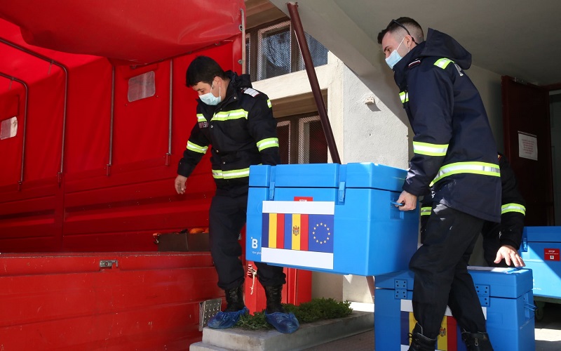 România ne mai oferă 100.800 de doze de vaccin Astrazeneca