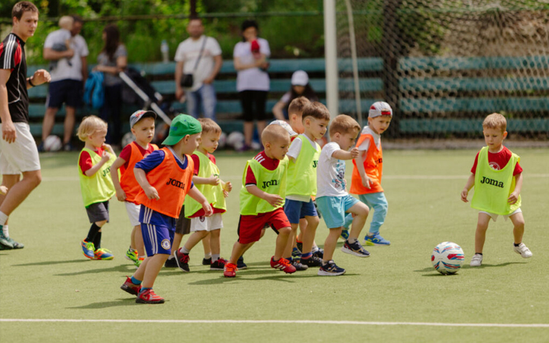 Disciplină, responsabilitate și muncă în echipă. Cum fotbalul ajută la dezvoltarea armonioasă a copiilor (P)