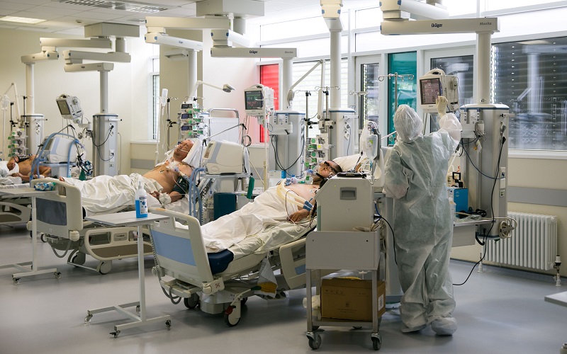 COVID-19 nu a dispărut. Avem în continuare bolnavi în stare gravă şi decese