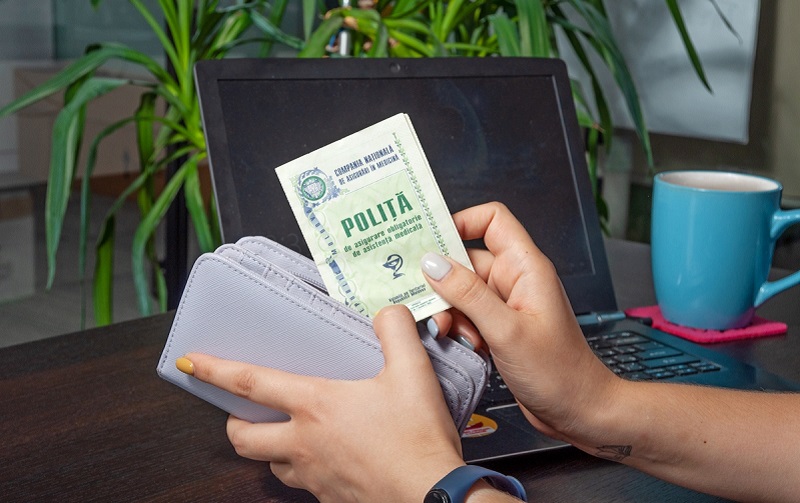 Pe cine se ține sistemul de asigurări medicale din Moldova: cât plătesc angajații versus Guvern