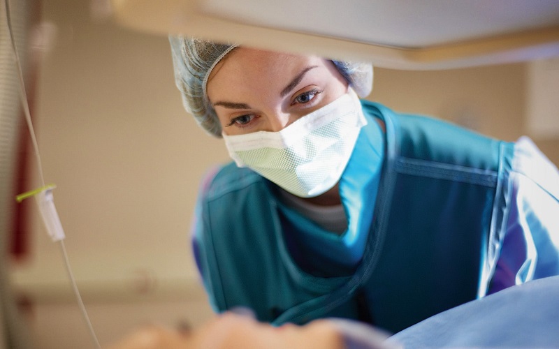 RAPORT/ Femeile din domeniul sănătății și asistenței medicale sunt plătite mult mai puțin decât bărbații și suferă penalități nejustificate 