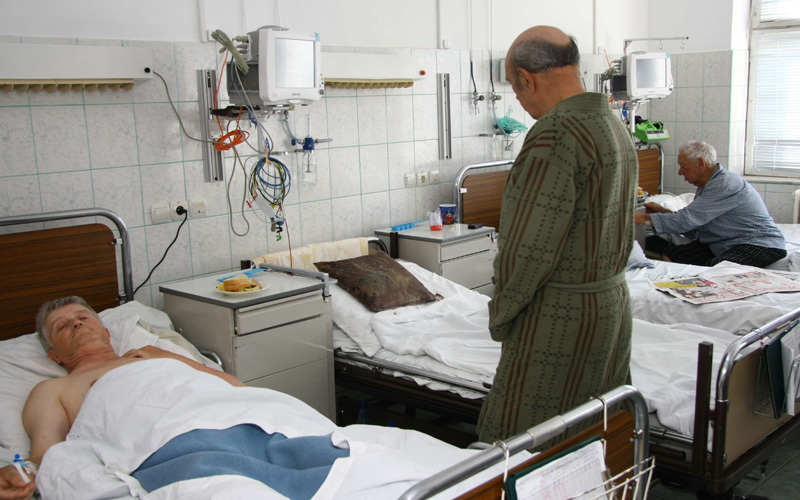 Spitalele, amenințate de facturi uriașe la iarnă. Ca să facă economie, un manager a cumpărat pături mai groase pentru pacienți