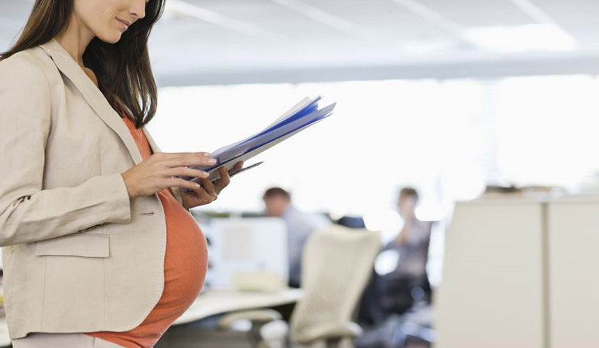 Femeile însărcinate vor beneficia de indemnizație, chiar dacă activează în perioada concediului de maternitate