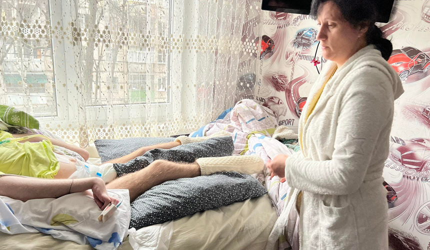 „Luați-vă mortul acasă”. Povestea sfâșietoare a unei familii de moldoveni care își îngrijește fiul în stare vegetativă deja de 11 ani