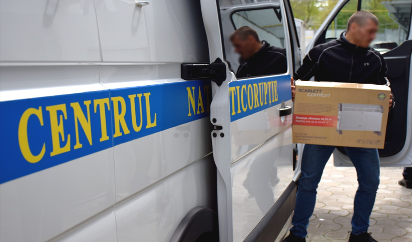 CNA l-a reținut pe șeful Direcției Generale Asistență Medicală și Socială a Consiliului Municipal Chișinău și pe un sublatern al acestuia. Ei sunt acuzați de delapidare de fonduri pentru refugiați