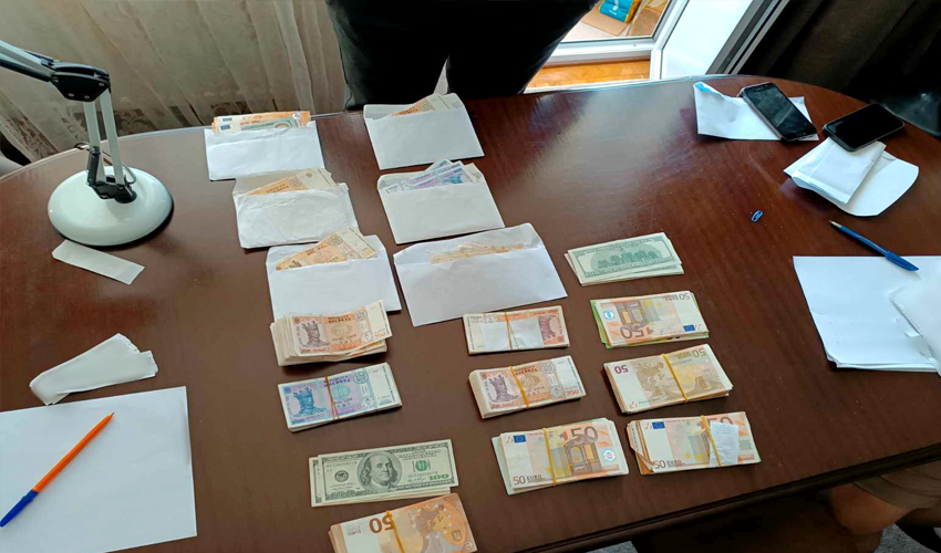 Mită de mii de lei, euro și dolari, ridicați de la patru medici-șefi ai Centrului Consultativ Diagnostic al Institutului Oncologic. Banii erau percepuți de la pacienți
