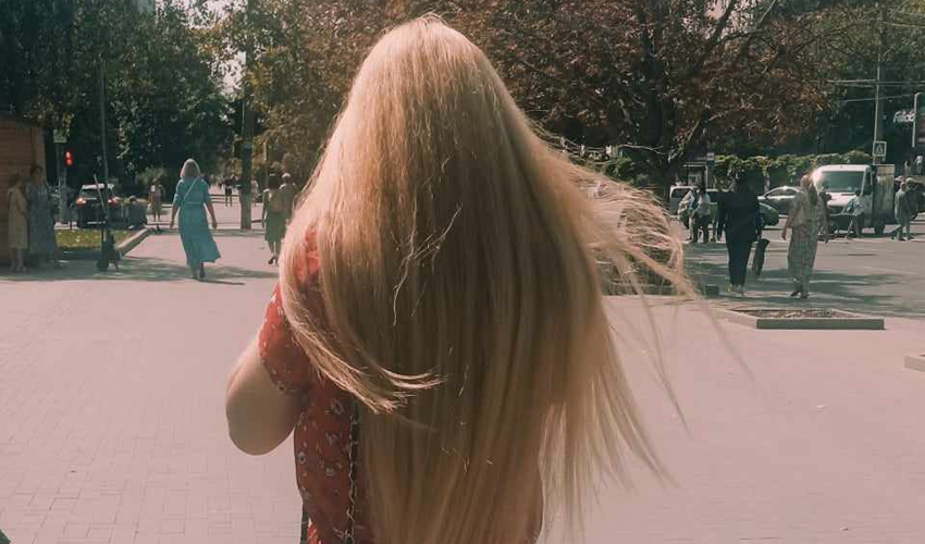 Drama ascunsă din spatele unui trai mai bun. De ce unii copii își urăsc părinții plecați la muncă peste hotare. „Bunica e mama mea”