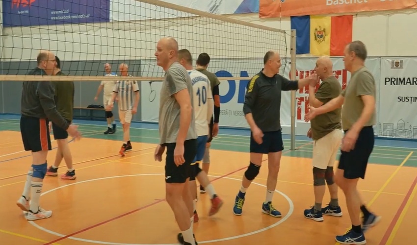 VIDEO//Doctorii joacă volei. „După zile cu multe intervenții chirurgicale, așa un antrenament este benefic, atât psihologic, cât și fizic”
