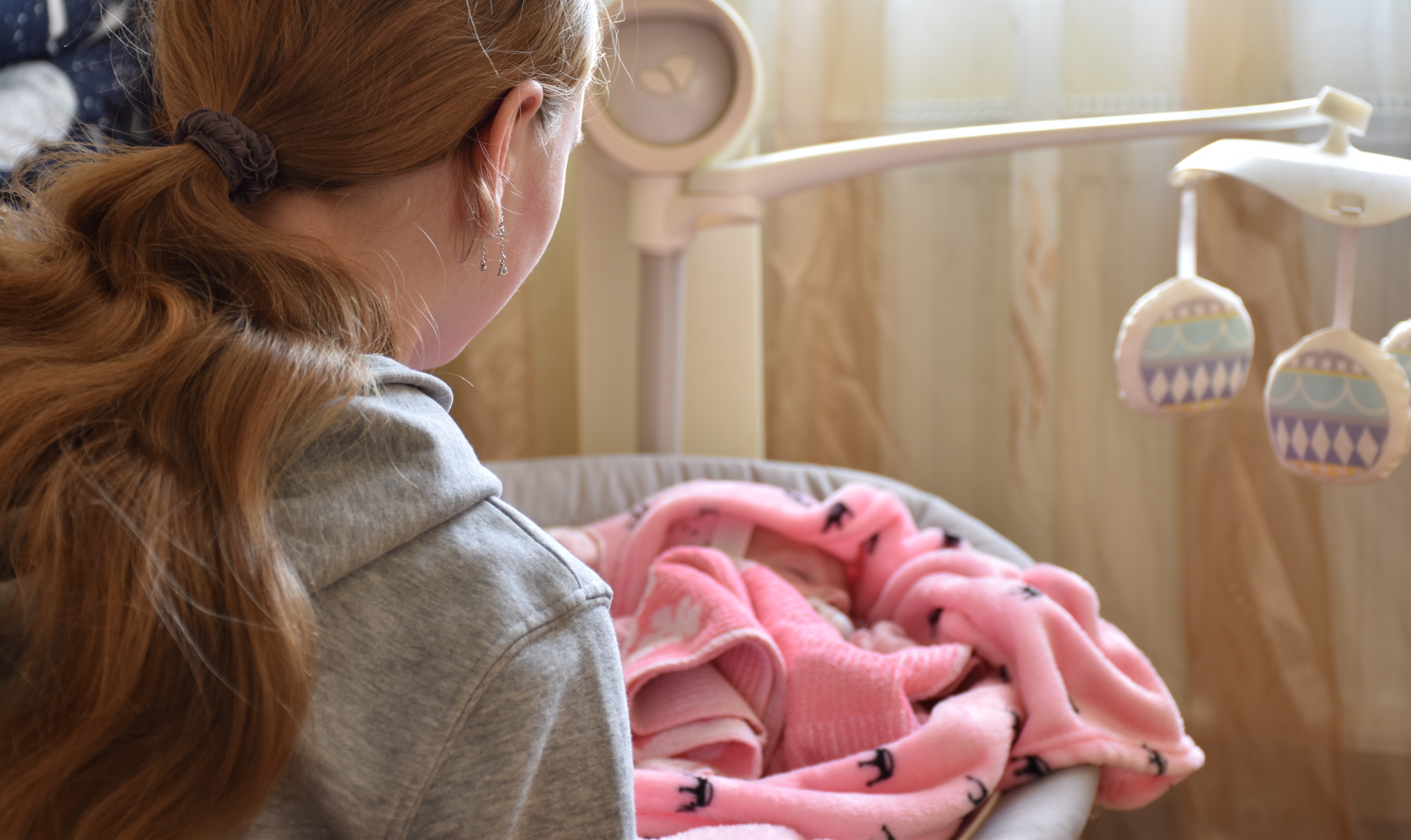 Mamă la 16 ani: „Este o povară enormă să ai un copil, atunci când și tu ești copil”