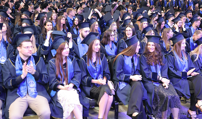 Maia Sandu: „Avem nevoie de voi aici, acasă”. O nouă promoție de medici a depus jurământul lui Hipocrate