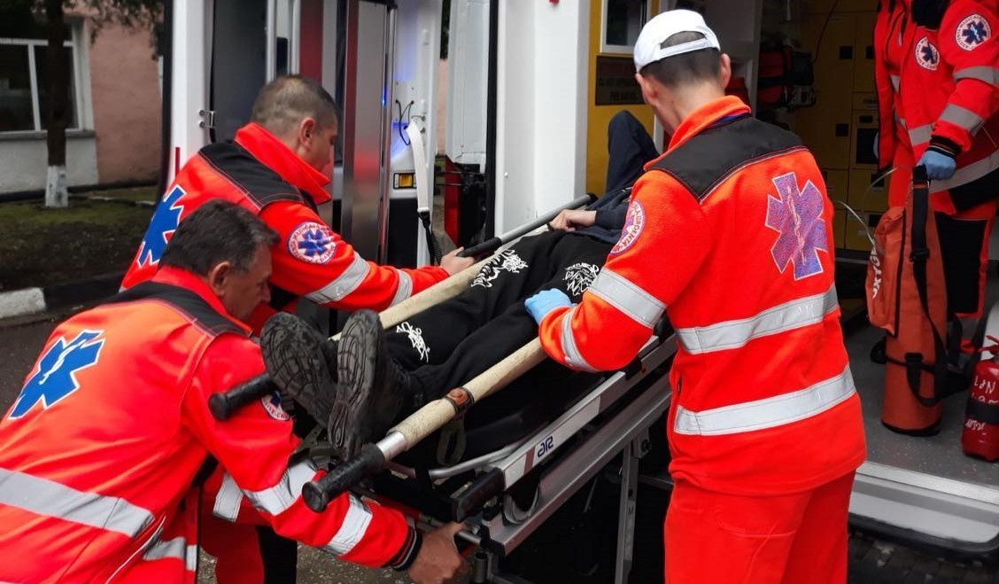 Încă un caz de agresare a unei echipe de pe ambulanță. Felcerul internat cu mai multe traumatisme 