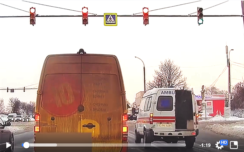 Brazi, transportați cu ambulanța. După ce un șofer a filmat scena, CNAMUP a reacționat: bradul era necesar ca „să ajute șoferul în caz că se va împotmoli în zăpadă”