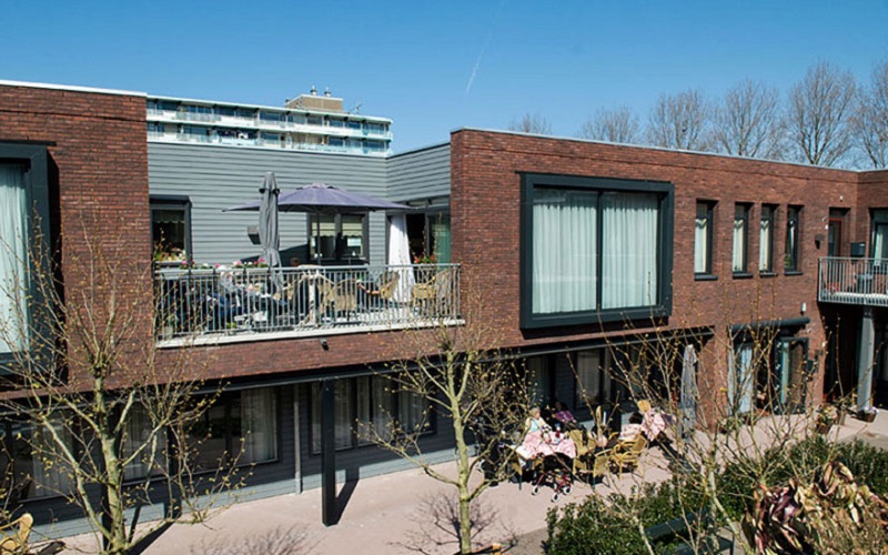 Orășelul unde persoanele cu demență merg la teatru, la restaurant și își fac singuri cumpărăturile la supermarket 