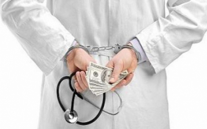 17.000 mii de lei pentru organizarea intervenției chirurgicale de endoprotezare. Un medic traumatolog a fost încătușat în timp ce primea banii