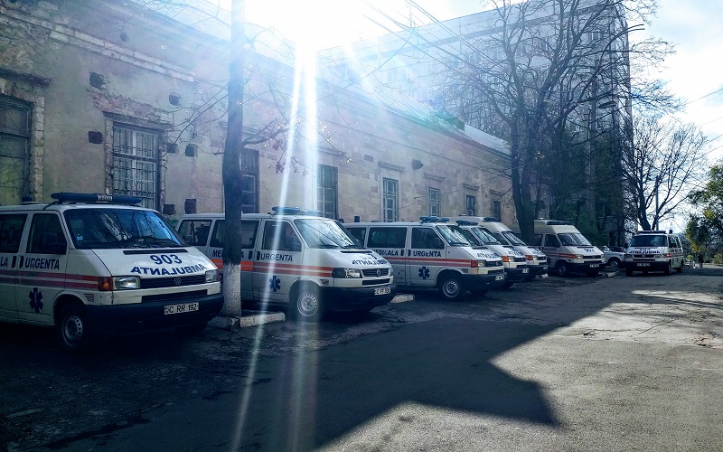 Concedieri și sancțiuni în cazul bărbatului care a decedat până la venirea ambulanței. Își vor pierde funcția medicul care a constatat decesul, dispecerul și vicedirectorul AMU Chișinău
