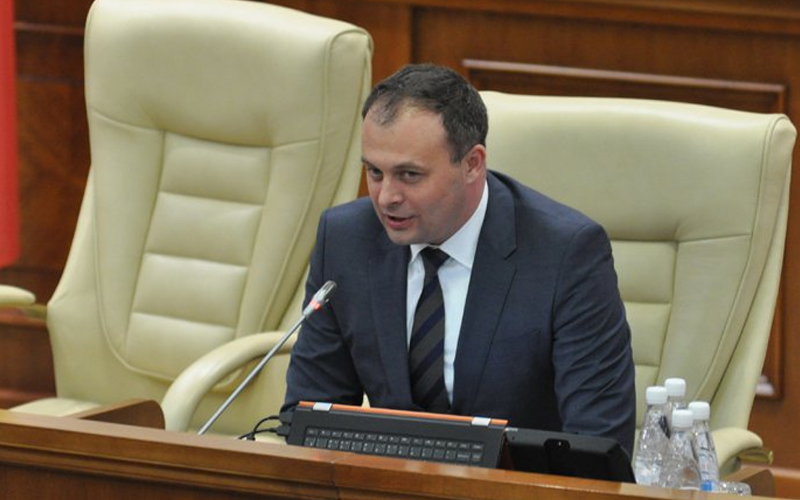 Silvia Radu și Monica Babuc vor trebui să prezinte Parlamentului informații la zi privind situația rujeolei și a copiilor nevaccinați care nu sunt primiți la școală