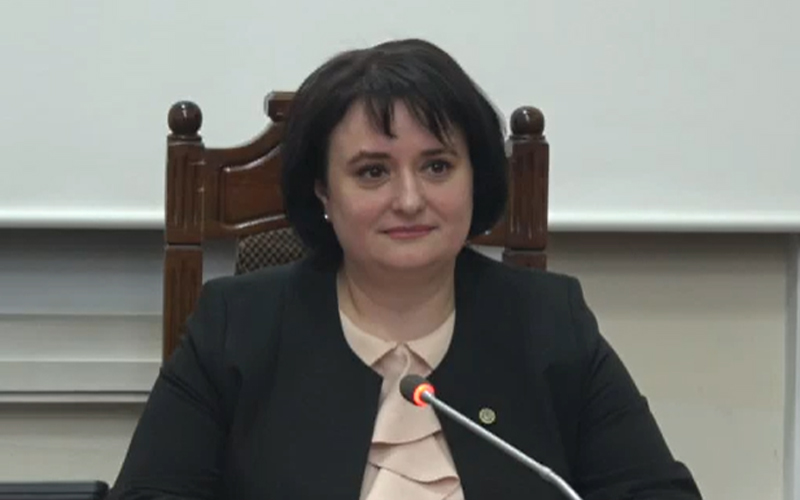 Cele două mame și copiii lor au testele la COVID negative