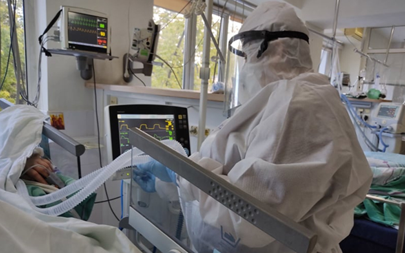  „Indiferent de vârstă, de fiecare bolnav în stare gravă trebuie să ai grijă ca de un bebeluș”. Cum e să fii asistent medical în secția de terapie intensivă