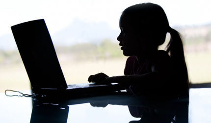  VIDEO// Copiii, tot mai expuși exploatării sexuale online. Cine se află în spatele abuzurilor