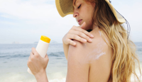 „Crema cu protecție solară este toxică" Ce spun experții despre această idee controversată