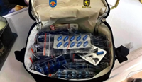Cinci persoane, suspectate că vindeau online pastile de slăbire cu efect psihotrop, au fost reținute 